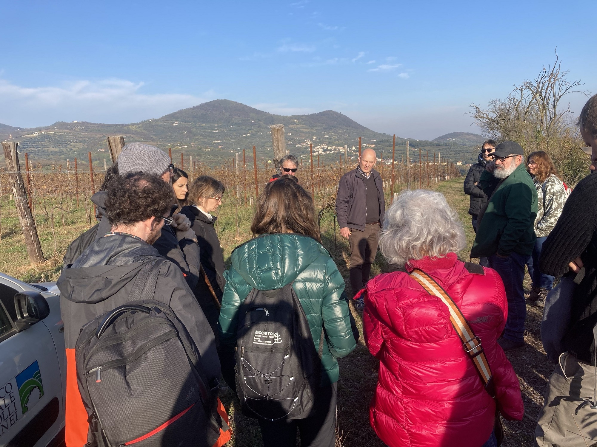 L’immagine mostra un momento della visita sul campo nel Parco Regionale dei Colli Euganei
