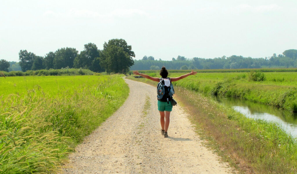 Una persona che cammina felice in campagna nel pavese